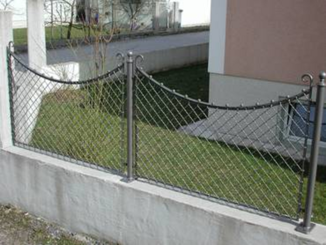 Diagonalgitterzaun mit Zierkugeln